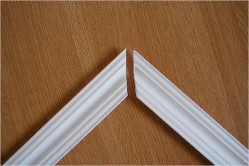 Как сделать угол на потолочном плинтусе без стусла. О плинтусах и сложностях резки углов