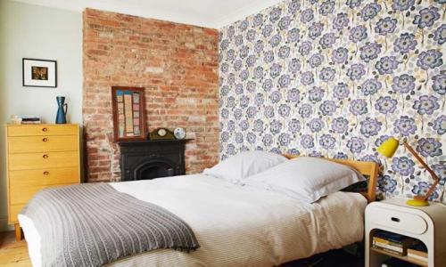 Комбинированные обои в маленькой спальне. Комбинированные обои для спальни: модные тенденции