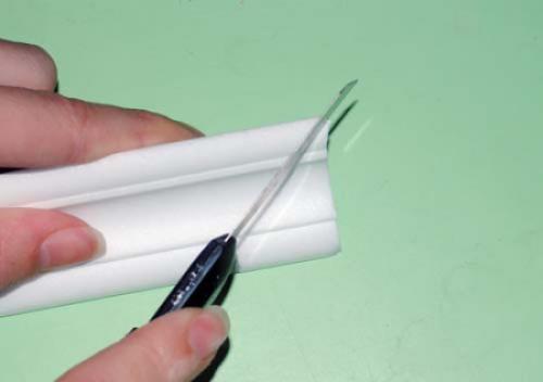 Потолочный плинтус углы. Как правильно резать углы потолочных плинтусов: как с помощью стусла так и без него