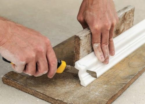 Как сделать потолочный плинтус в углах. Как сделать угол на потолочном плинтусе без стусла? 01 Как сделать потолочный плинтус в углах. Как сделать угол на потолочном плинтусе без стусла? 01