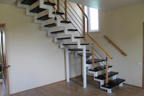 Лестница на второй этаж в частном доме на одном косоуре. Обзор лестниц на второй этаж для частного дома