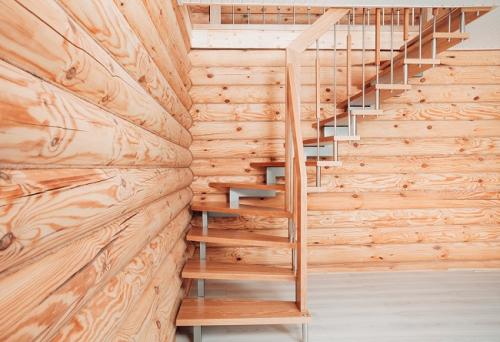 Лестница на второй этаж в частном доме на одном косоуре. Обзор лестниц на второй этаж для частного дома