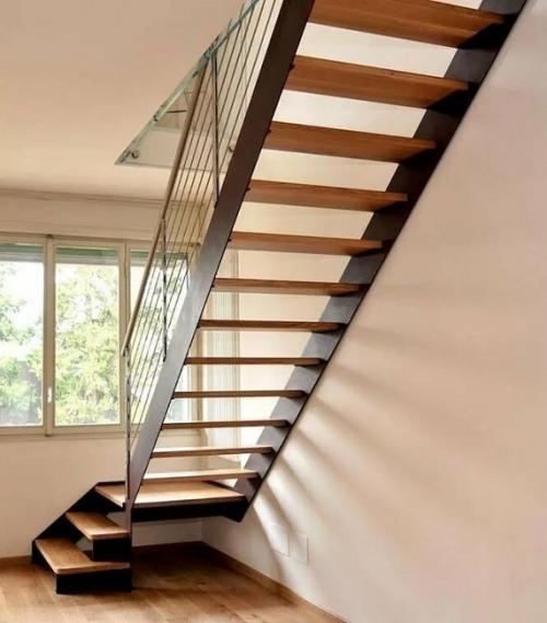 Лестница на второй этаж в частном доме на одном косоуре. Обзор лестниц на второй этаж для частного дома