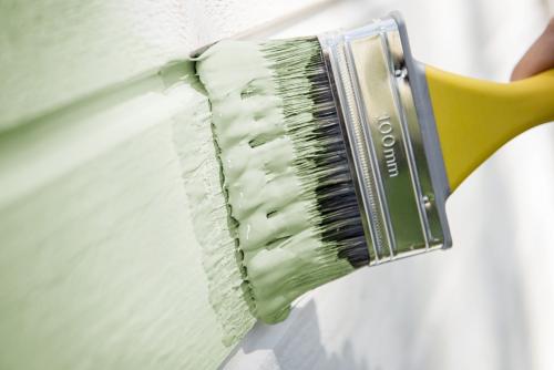 Какой краской красить дерево на улице. Как это лучше всего сделать