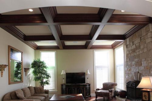 Потолок с балкой посередине. Натяжной потолок с декоративными балками