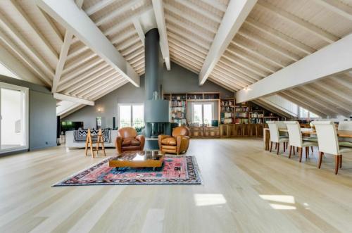 Потолки с балками декоративными. Потолок с балками – современные дизайнерские решения, идеи декора и варианты оформления