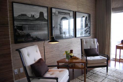 Дизайн гостинной обои двух цветов. Обои для гостиной — выбираем тип обоев