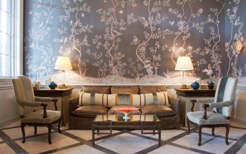 Дизайн гостинной обои двух цветов. Обои для гостиной — выбираем тип обоев