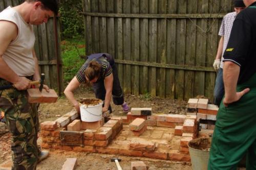 Кладка барбекю своими руками. Барбекю из кирпича: как сделать простой комплекс своими руками. Проекты, чертежи и порядок выполнения работ