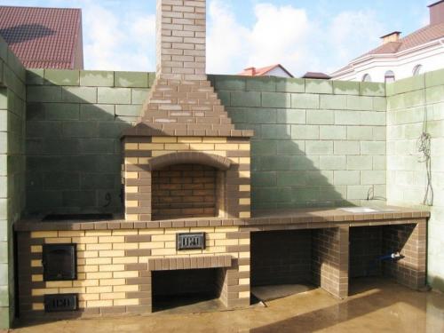 Кладка барбекю своими руками. Барбекю из кирпича: как сделать простой комплекс своими руками. Проекты, чертежи и порядок выполнения работ