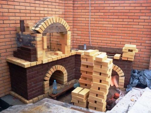 Кладка барбекю своими руками. Барбекю из кирпича: как сделать простой комплекс своими руками. Проекты, чертежи и порядок выполнения работ