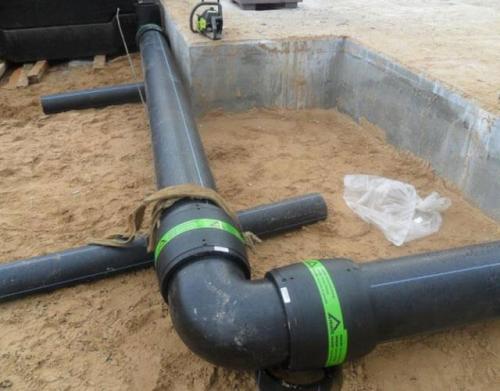 Крепление полиэтиленовых труб. Достоинства и особенности применения 02