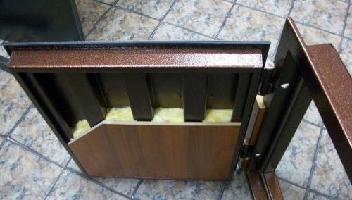 Утепление металлических входных дверей. Утепление