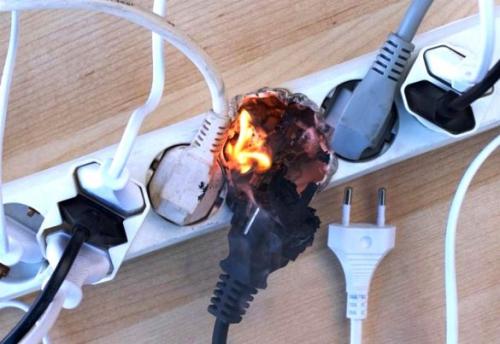 Прокладка электропроводки в деревянном доме в кабель канале. Как проложить кабель в деревянном доме.