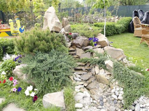 Как засыпать клумбу камнями. Материалы которые нужны для сбора клумбы из камней