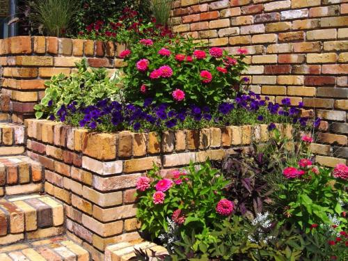 Клумбы из камня и кирпича. Клумбы из кирпича —, как красиво сложить своими руками? 115 фото и советы дизайнеров