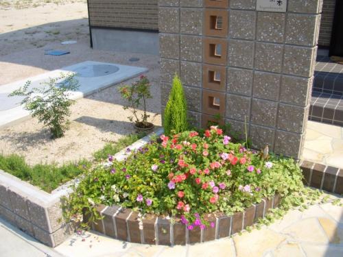 Клумбы из камня и кирпича. Клумбы из кирпича —, как красиво сложить своими руками? 115 фото и советы дизайнеров