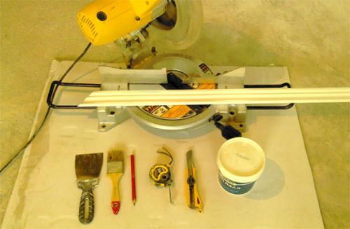 Плинтус потолочный своими руками. Как клеить потолочный плинтус шпаклёвкой 03