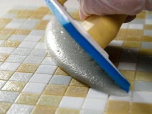 Как промазать швы между плиткой. Что такое затирка для плитки 02