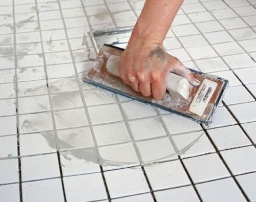 Как промазать швы между плиткой. Что такое затирка для плитки 25