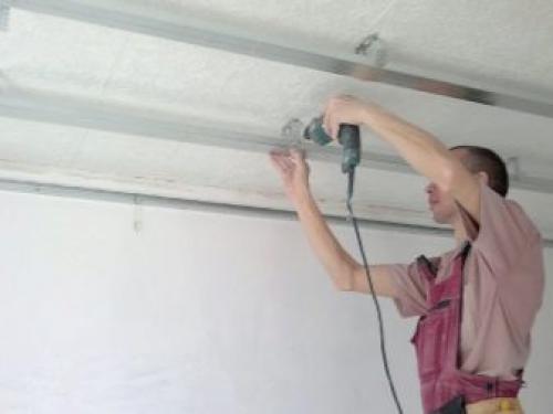 Монтаж реечного потолка своими руками. Пошаговая инструкция монтажа 07