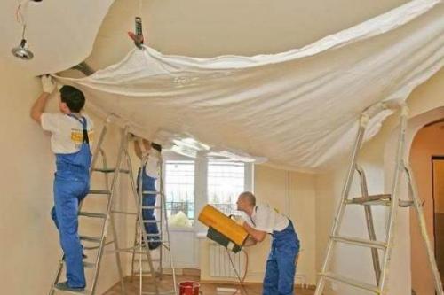 Установка натяжных потолков до или после обоев. Монтаж потолка до обоев