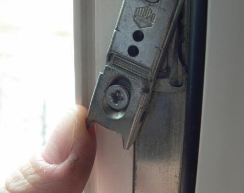 Ручка пластикового окна не опускается вниз. Поломки и деформация блокиратора: ручка окна не поворачивается вверх, вниз и в сторону