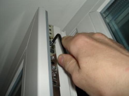 Не закрывается пластиковое окно, что то мешает внизу. Что делать