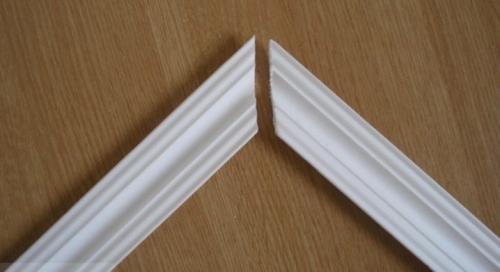 Как клеить потолочный плинтус в углах без стусла. Как сделать угол на потолочном плинтусе без стусла?