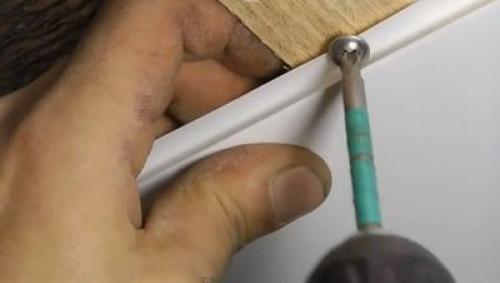 Как крепить пластиковые панели на деревянный потолок. Вариант .  Монтируем на потолок деревянную обрешетку