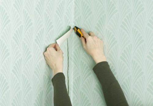 Как клеить флизелиновые обои на виниловой основе. Оклейка сложных участков