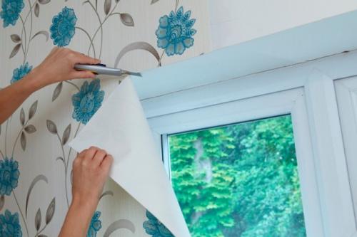 Как клеить флизелиновые обои на виниловой основе. Оклейка сложных участков