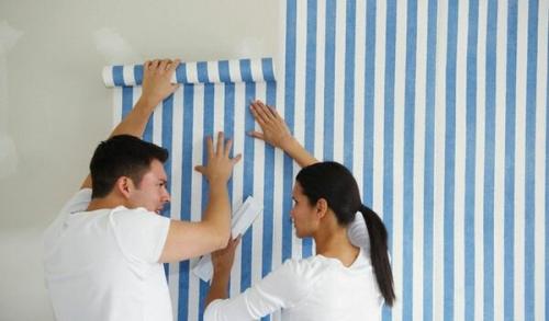 Откуда начинать клеить обои в комнате: способы поклейки + инструкция