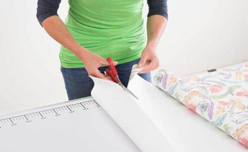 Как клеят обои на флизелиновой основе. Разметка и нарезка полотен