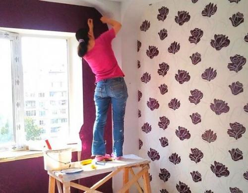 Откуда начинать клеить обои в комнате: способы поклейки + инструкция