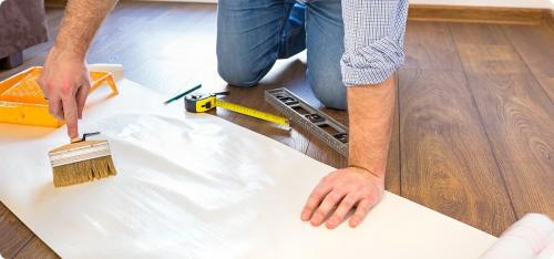 Откуда начинать клеить обои в комнате: способы поклейки + инструкция