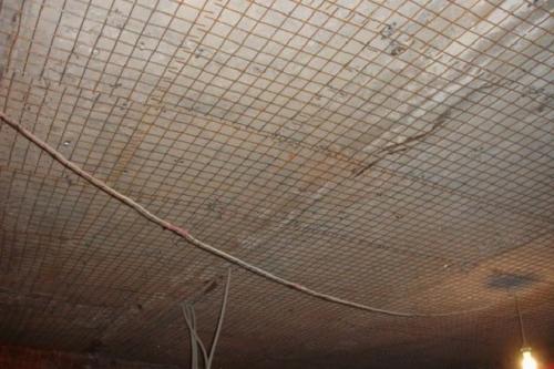 Как дешево выровнять потолок. Как выровнять потолок шпаклевкой