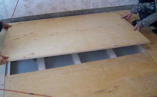 Деревянный пол в квартире? Вы серьезно (бюджетное решение, которое выглядит дорого) 24