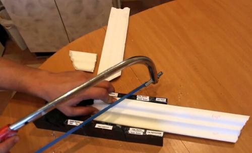 Потолочный плинтус, как сделать угол, как правильно резать углы. Как правильно резать углы потолочных плинтусов: как с помощью стусла так и без него 06 Потолочный плинтус, как сделать угол, как правильно резать углы. Как правильно резать углы потолочных плинтусов: как с помощью стусла так и без него 06