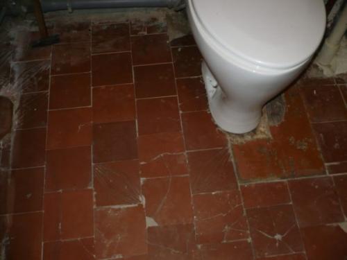 Как положить новую плитку вместо старой. Можно ли оставлять старое покрытие?