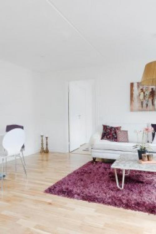 Сиреневый цвет в интерьере сочетание с другими цветами. Приветливая гостиная