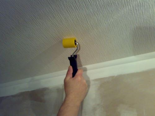 Как клеить флизелиновые обои на потолок