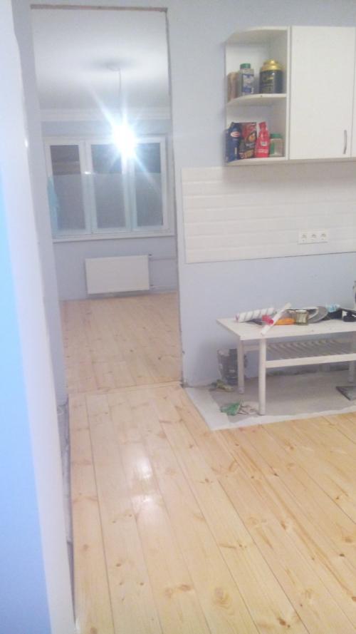 Деревянный пол в квартире? Вы серьезно (бюджетное решение, которое выглядит дорого)