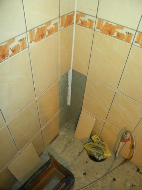 Как положить плитку на стену в углу. Плитка в углу: прячем стыки