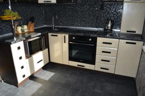 Как положить плитку на стену в кухне. Виды, размеры и формы