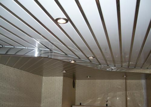 Реечный потолок за и против. Особенности реечных потолков