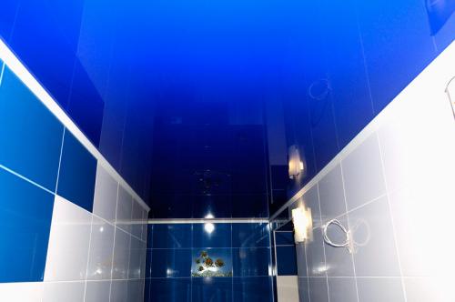 Как сделать самому натяжные потолки. Порядок действий при демонтаже натяжного потолка 03