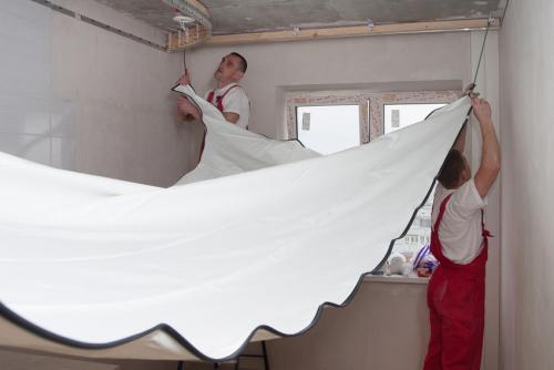 Натяжной потолок это.  Как правильно выбрать натяжной потолок. Преимущества и недостатки натяжных потолков.