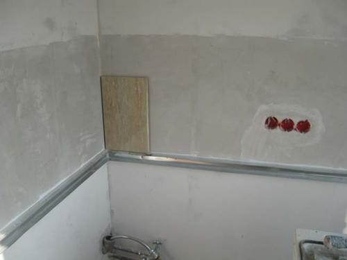 Укладка плитки на стену в кухне. Подготовка поверхности