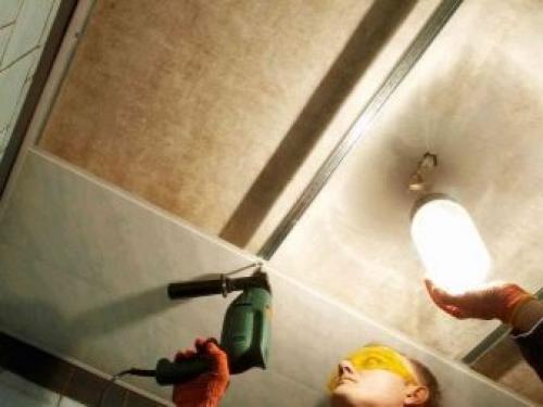 Установка пластиковых панелей на потолок. Монтажные работы 03